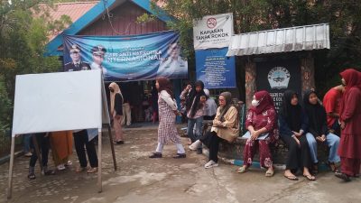 Suasana pendaftaran ulang di SMPN 17 mks