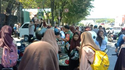 FOTO:ratusan siswa-siswi SMUN 19 makassar datangi kantor disdik sulsel