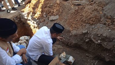 FOTO:ketua DPRD makassar Rudianto lallo melakukan proses peletakan batu pertama masjid AL-Kautsar Pesona Prima Griya