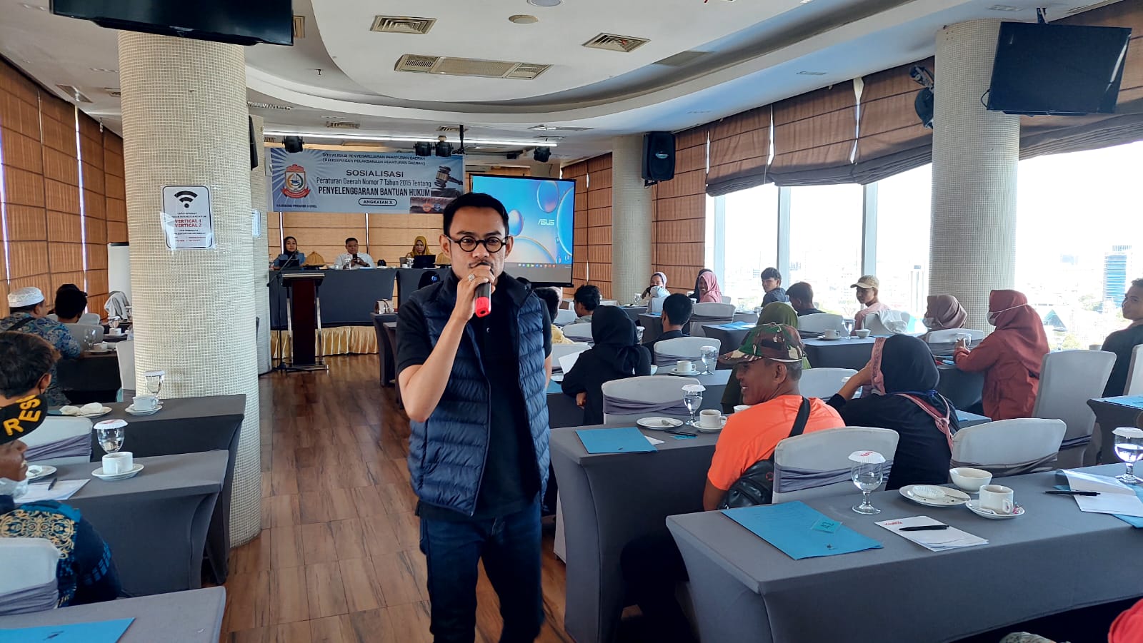 FOTO: Dewan H. Sahruddin Said berikan penjelasan tentang hukum kepada warga pulau langkai dan lumu-lumu.di hotel karebosi primer ,sabtu (19/08/2023)