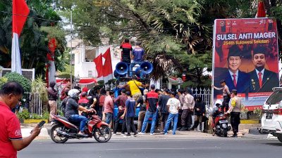 FOTO: aksi unjuk rasa organisasi pergerakan mahasiswa (OPM) dirumah jabatan gubernur sulsel.Rabu (23/08/2023)