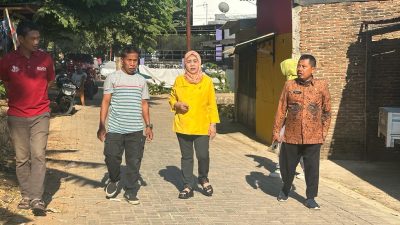 FOTO: dewan hj nurul hidayat bersama lurah dan tokoh masyarakat jalan dg tata 3 lorong 8 pantau jalan yang sudah diperbAiki