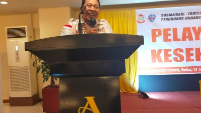 FOTO: Anwar Faruq S,Skom edukasi warga saat melaksanakan kegiatan sosialisasi perda pelayanan kesehatan di hotel grand asia,rabu(13/09/2023)