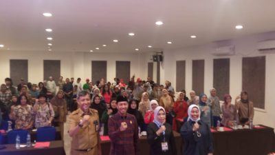 FOTO: usai sosialisasi ,Anton Paul Goni mengambil moment kebersamaan dengan konstituenya dan kedua narasumber kadis Perumahan Nirman Niswan Mungkasa dan kabag hukum pemkot Daniati S.STP,MH