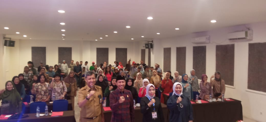 FOTO: usai sosialisasi ,Anton Paul Goni mengambil moment kebersamaan dengan konstituenya dan kedua narasumber kadis Perumahan Nirman Niswan Mungkasa dan kabag hukum pemkot Daniati S.STP,MH
