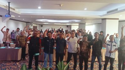 FOTO: Salam komando usai pelaksanaan sosialisasi bersama anggota dprd makassar nasir rurung di hotel grand maleo.senin (18/09/2023)