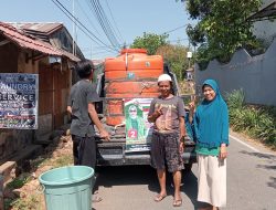 Kembali Bantu Warga ,Relawan Umiyati Salurkan Air Bersih Gratis Ke Rumah Warga Di Manggala