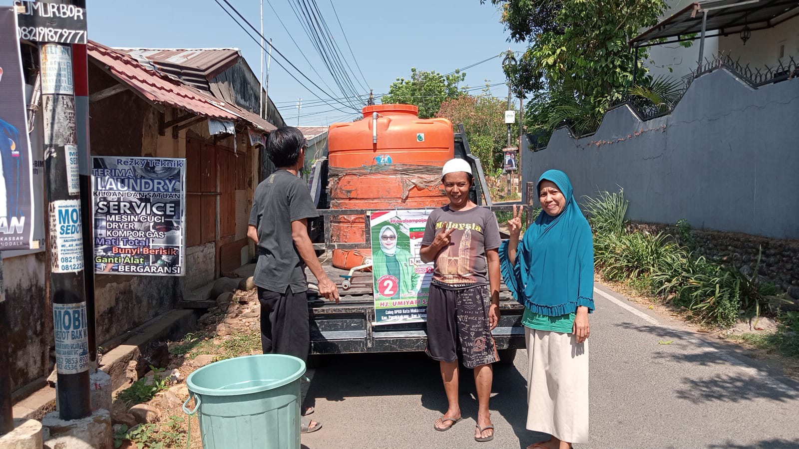 FOTO: warga sedang mendapatkan bantuan air bersih gratis melalui relawan tim umiyati