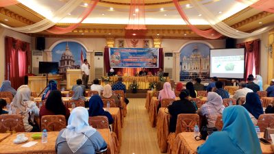 FOTO:Nasir Rurun Tekankan ke masyarakat pentingnya pengelolahan sampah dan retribusi .Hotel Grand Town .Jum'at (27/10/2023)
