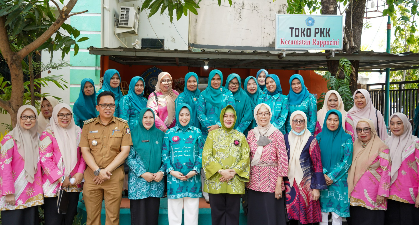FOTO:kecamatan rappocini beserta ketua pkk kota makassar indira yusuf ismail resmikan toko pkk.selasa (14/11/2023)