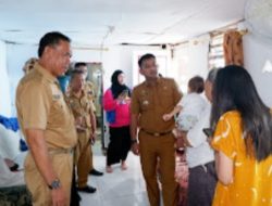 Camat Ujung Pandang Beri Bantuan Ke Anak Penderita Stunting