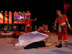 Pertunjukkan Sigajang Laleng Lipa Tutup Kemeriahan F8