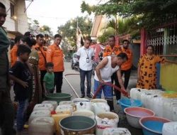 BPBD Makassar Bersama Pemerintah kecamatan Ujung Tanah : Salurkan Air Bersih sebagai Solusi Kekurangan Air di Kelurahan Camba Berua