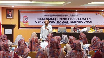 FOTO; HM Yunus Hj memaparkan materi sosialsiasi perda (PUG) dihotel almadera makassar .rabu (08/11/2023)