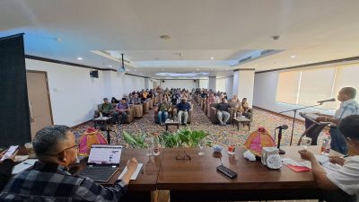 FOTO; Ketua komisi C dprd makassar H sangkala saddiko memaparkan materi perda perlindungan anak di hotel grand maleo.sabtu (11/11/2023)