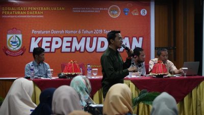 FOTO;andi hadi ibrahim baso edukasi pemuda yang hadir dalam kegiatan sosialisasi kepemudaan.di hotel Lynt makassar.Sabtu (18/11/2023)