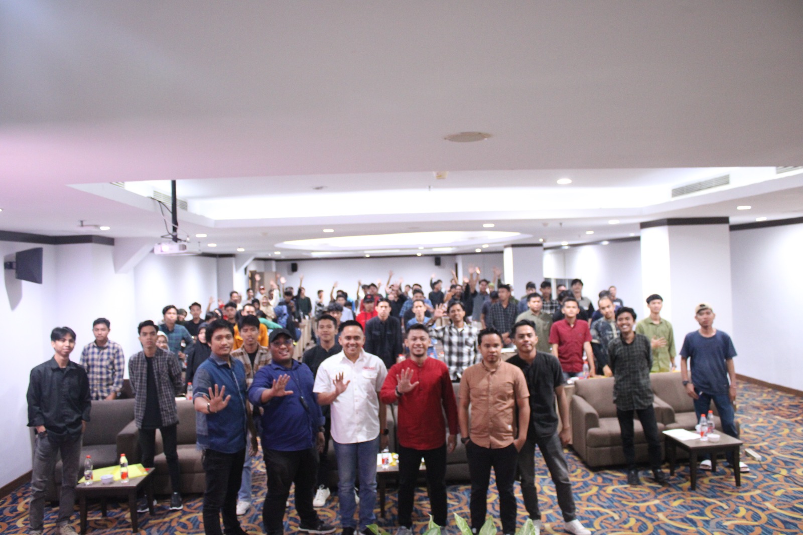 FOTO: moment gambar pasca sosialisasi perda kepemudaan yang dibawakan legislator muda H.Al Hidayat samsu.hotel grand maleo.jumat (24/11/2023)
