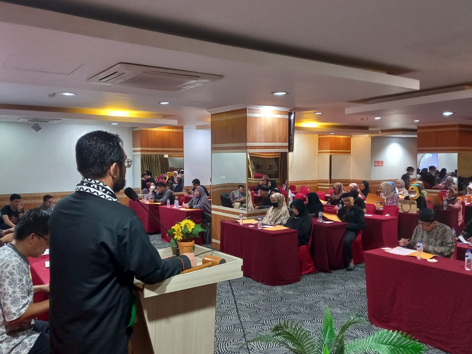 FOTO; ketua komisi D andi hadi ingatkan warga untuk jaga kesehatan dimusim penghujan.di Hotel LYNT makassar.Sabtu (25/11/2023)