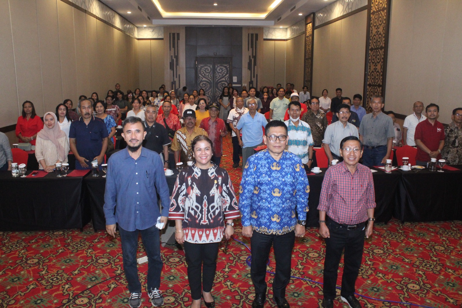 FOTO; dewan galmerya kondorura ,bersama kepala dinas pendidikan makassar dan praktisi pendidikan mengelar sosialisasi perda penyelengaraan pendidikan dihotel harper makassar,Rabu(29/11/2023)