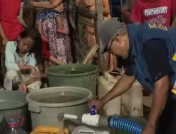 Bantu Warga, Dinsos Makassar Salurkan Air Bersih di Kelurahan Pannampu