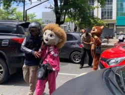 Petugas Dinsos Makassar Mendapatkan Perlawanan Saat Razia Badut Jalanan