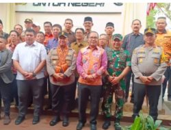 Camat Biringkanaya Saksikan Pemberian Bantuan Sumur Bor Dan Sembako Oleh Mabes Polri Ke Warga