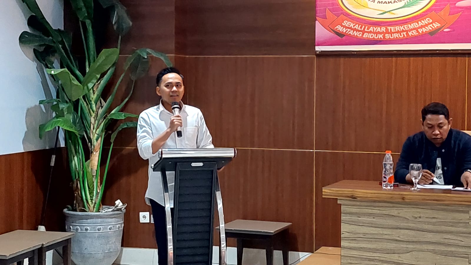 FOTO: Politisi PDIP H.Al Hidayat Samsu mengelar sosialisasi perda RTRW .hotel Grand Maleo.Minggu (03/12/2023)