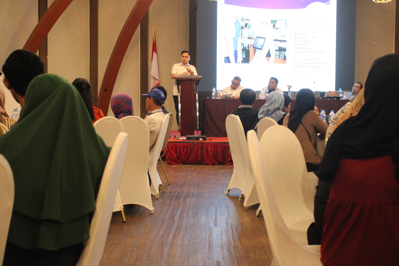 FOTO: H.Al hidayat samsu mengelar focus grup discusion (FGD) ranperda kota layak anak .di hotel Aston Makassar .rabu (06/12/2023)