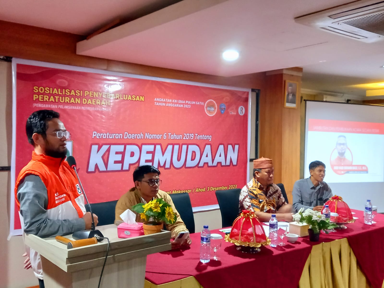 FOTO;ketua komisi D dari fraksi PKS andi hadi ibrahim baso mengelar sosialisasi perda kepemudaan .Hotel LYNT.minggu (03/12/2023)