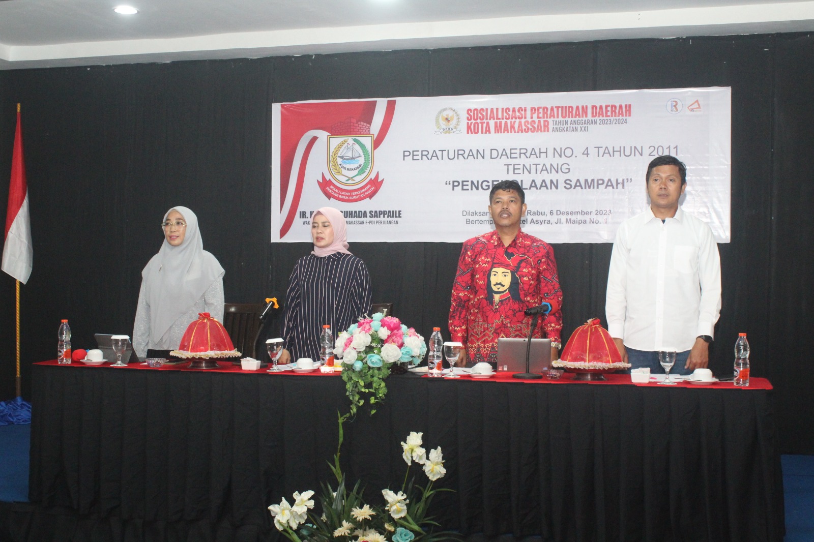 FOTO:wakil ketua dprd fraksi PDIP Hj andi suhada sapaile mengelar sosialisasi perda pengelolaan sampah,hotel Asyra,Rabu (06/12/2023)