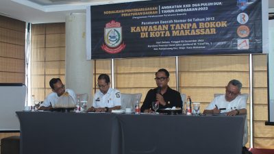 FOTO: H ray bersama dua narasumber dari sekertariat DPRD makassar mensosialisasikan perda kawasan tanpa rokok.hotel karebosi premier.selasa (05/12/2023)