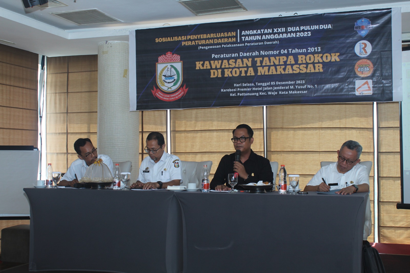 FOTO: H ray bersama dua narasumber dari sekertariat DPRD makassar mensosialisasikan perda kawasan tanpa rokok.hotel karebosi premier.selasa (05/12/2023)