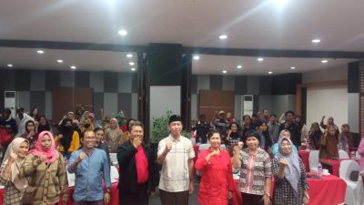 FOTO: Politisi PDIP bersama narasumber dan konstituenya salam komando usai mengelar sosialisasi perda penyelengaraan bantuan hukum.hotel Tree.Minggu (10/12/2023)