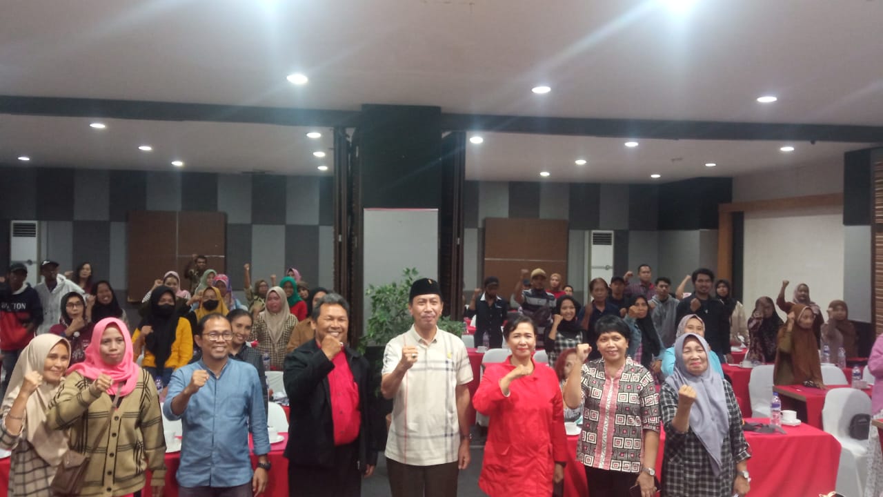 FOTO: Politisi PDIP bersama narasumber dan konstituenya salam komando usai mengelar sosialisasi perda penyelengaraan bantuan hukum.hotel Tree.Minggu (10/12/2023)