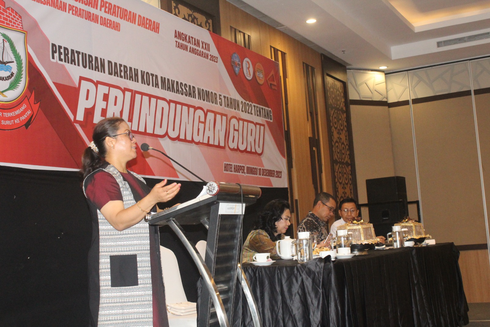 FOTO; politisi PDIP paparkan dihadapan konstituennya perda perlindungan guru.hotel harper.minggu.(10/12/2023)