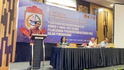 FOTO; legislator DPRD makassar mario david paparkan ke konstiuennya perda PUG.hotel harper .Rabu malam (06/12/2023)