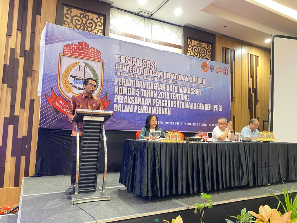 FOTO; legislator DPRD makassar mario david paparkan ke konstiuennya perda PUG.hotel harper .Rabu malam (06/12/2023)