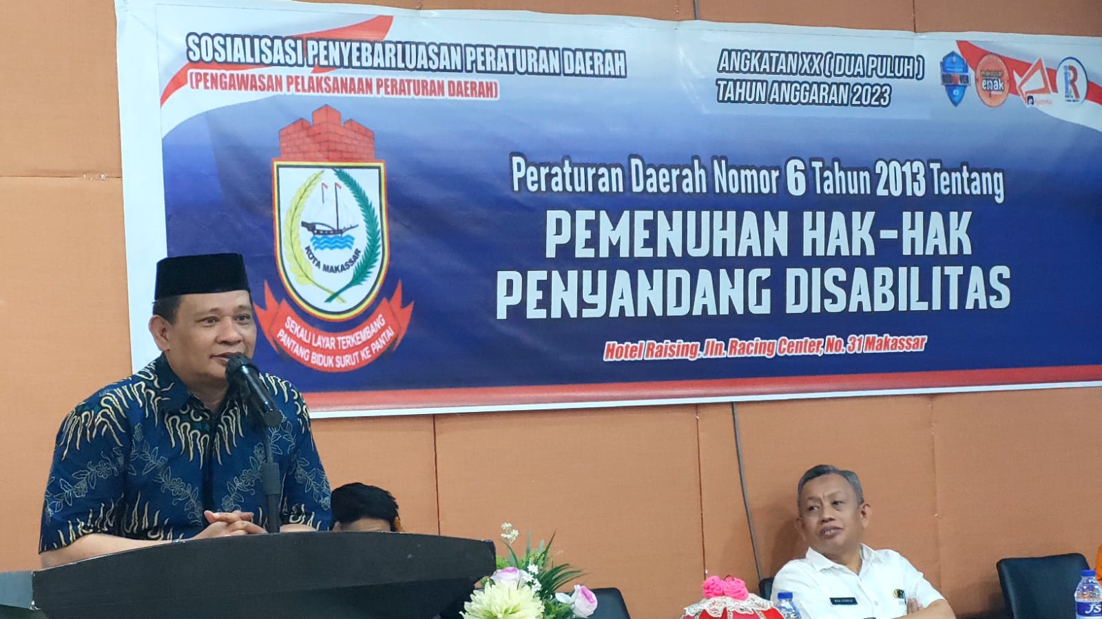 FOTO; politisi perindo syamsuddin raga sosialisasi perda tentang hak hak penyandang disabilitas.hotel raising makassar,jalan racing centre.senin (11/12/2023)