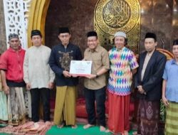 Safari Ramadan, Sekretaris DPRD Makassar Serahkan Bantuan Dana Hibah Rp50 Juta
