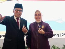 Ketua TP PKK Kota Makassar Dampingi Wali Kota Makassar Terima Penghargaan Satyalencana Wira Karya BKKBN RI