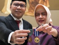Kompak dalam Kepemimpinan, Wali Kota Makassar dan Ketua TP PKK Kota Makassar Dianugerahi Penghargaan Nasional