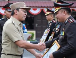 Danny Pomanto Terima Penghargaan dari Kapolda Sulsel pada Hari Bhayangkara di Mapolda Sulsel