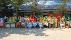 Guru dan Siswa UPT SPF SMP Negeri 15  Makassar Kenakan Pakaian Adat dan Promosikan Makan Tradisional di Peringatan Hardiknas