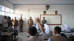 Appi Geram Lihat Selokan & Plafon Rusak di SMPN 53, Siap Tambah Ruang Kelas