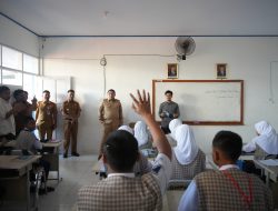 Appi Geram Lihat Selokan & Plafon Rusak di SMPN 53, Siap Tambah Ruang Kelas