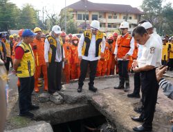 Wali Kota Makassar didampingi oleh Kepala Dinas Pekerjaan Umum Kota Makassar, Pimpin kegiatan SIKOPANG