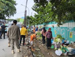 Kerap Menimbulkan Kemacetan,Satpol pp Tertibkan Pasar Tumpah di Tello Baru