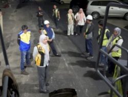 Kepala Dinas PU Makassar Tinjau Langsung Proses Pengaspalan Jalan