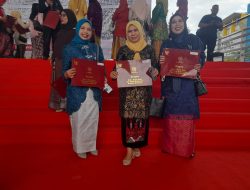 Wali Kota Makassar Anugerahkan Satyalancana Karya Satya kepada Tiga guru SMPN 2 Makassar