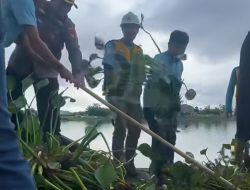 Hari Bakti Ke-80,Dinas PU Bersih Kanal dari Eceng Gondok